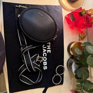 🛑SOLD🛑Marc Jacobs Black Crossbody Bag
Rewind oval double Zipper